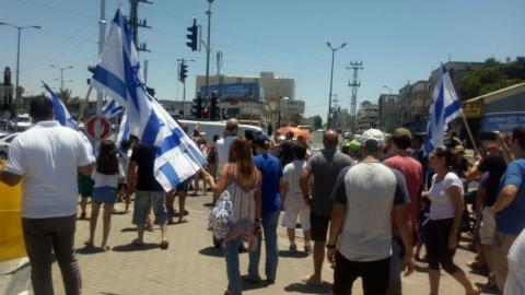 מפגינים נגד העתקת התחנה המרכזית - חדשות בפתח תקווה