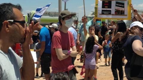 מפגינים נגד העתקת התחנה המרכזית - חדשות בפתח תקווה
