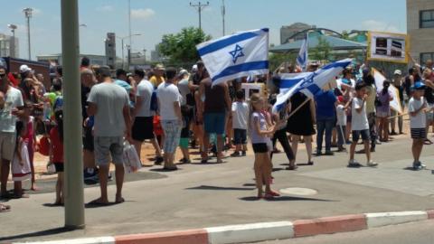 מפגינים נגד העתקת התחנה המרכזית - חדשות בפתח תקווה