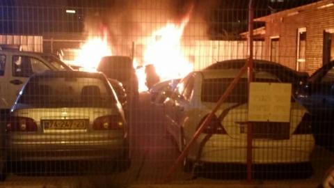 3 רכבים עולים באש במגרש - חדשות בפתח תקווה