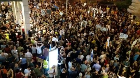 אלפים הפגינו נגד היועמ"ש ובהם - חדשות בפתח תקווה