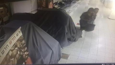 צפו בסרטון: שתי נשים גנבו - חדשות בפתח תקווה