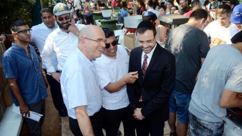 בוסו לקח את תושבי רמת - קהילות בפתח תקווה