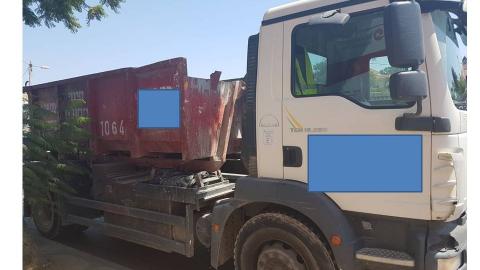 שוב נלכדה משאית שופכת פסולת - איכות הסביבה וחזות העיר בפתח תקווה