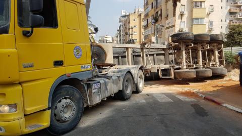 משאית התהפכה ברחוב בן יהודה - חדשות בפתח תקווה