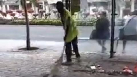 שיטת ניקיון רחובות חדשנית ברחוב - חדשות בפתח תקווה