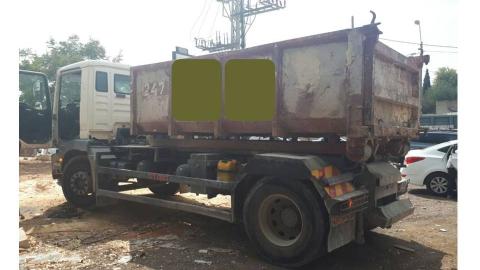 נתפסה משאית שופכת פסולת - איכות הסביבה וחזות העיר בפתח תקווה