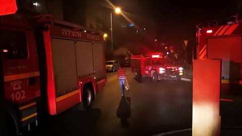 ארון חשמל עלה באש בבניין - חדשות בפתח תקווה