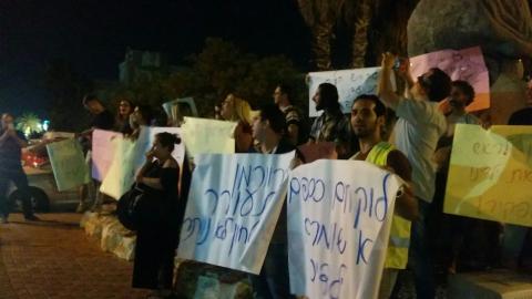 כ-100 תושבים מפגינים כעת סמוך - חדשות בפתח תקווה