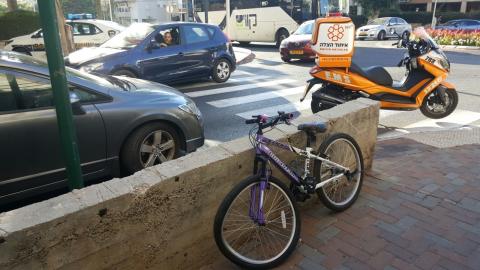 נערה הולכת רגל נפגעה מאופניים - חדשות בפתח תקווה