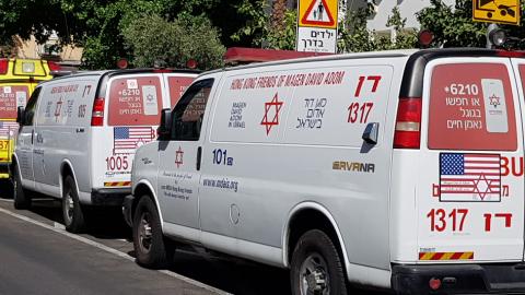 אמבולנס בפתח תקווה עם דגל - בריאות בפתח תקווה