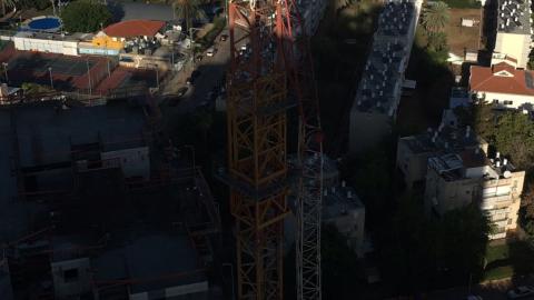 חלק ממנוף קרס באתר בניה - חדשות בפתח תקווה