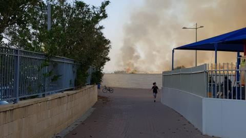 שריפה משתוללת בשטח פתוח סמוך - חדשות בפתח תקווה