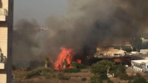 שריפה משתוללת בשטח פתוח סמוך - חדשות בפתח תקווה
