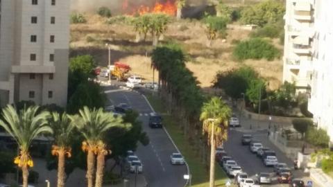 שריפה משתוללת בשטח פתוח סמוך - חדשות בפתח תקווה