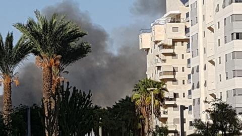 שריפה משתוללת בשטח פתוח סמוך - חדשות בפתח תקווה