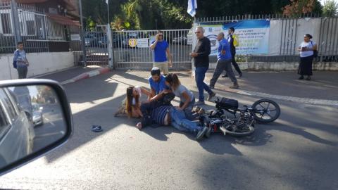 רוכב אופניים חשמליים נפצע באורח - חדשות בפתח תקווה