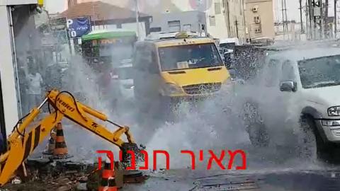 צינור מים התפוצץ ברחוב - חדשות בפתח תקווה