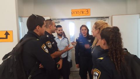 כוחות משטרה הגיעו לבית ספר - חינוך בפתח תקווה