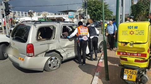 נהגת רכב נפצעה קל בתאונת - חדשות בפתח תקווה