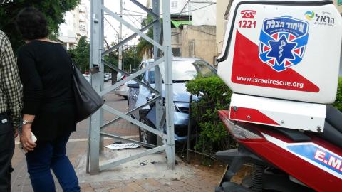 רכב התנגש בעמוד חשמל ברחוב - חדשות בפתח תקווה