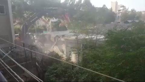 החלו עבודות ההריסה של בית - חדשות בפתח תקווה