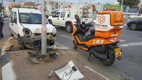 נהג רכב התנגש ברמזור בצומת - חדשות בפתח תקווה