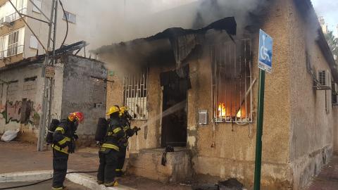שריפה במבנה נטוש ברחוב פינסקר - חדשות בפתח תקווה