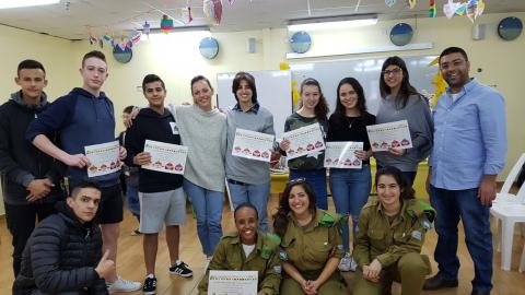 נערה מפתח תקווה יזמה פרויקט - מעשים טובים בפתח תקווה