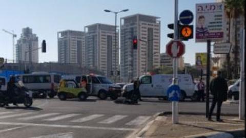 הולך רגל נפגע מאופנוע ברחוב - חדשות בפתח תקווה