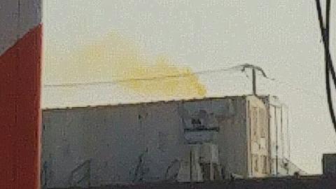 ענן צהוב מיתמר מאחד מהמפעלים - איכות הסביבה וחזות העיר בפתח תקווה