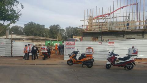 פועל נפצע בינוני באתר בנייה - חדשות בפתח תקווה