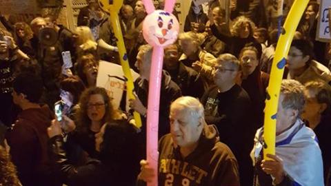 המפגינים שרו ליועמ"ש סמוך - חדשות בפתח תקווה