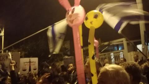 המפגינים שרו ליועמ"ש סמוך - חדשות בפתח תקווה