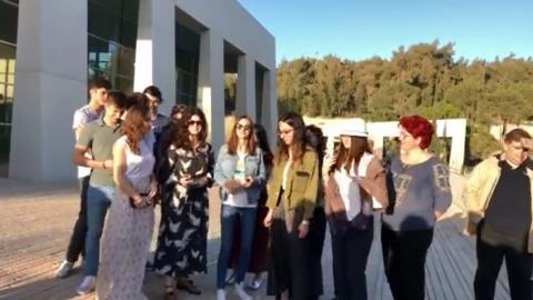 המשלחת מרומניה שרה את ההימנון - חינוך בפתח תקווה