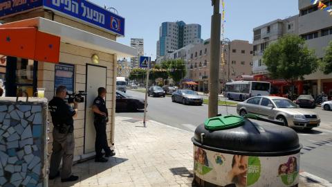 בשעה זו: שוטרים מצלמים לתוך - חדשות בפתח תקווה