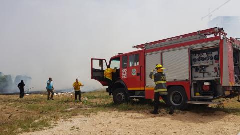 שריפת קוצים גדולה פרצה סמוך - חדשות בפתח תקווה