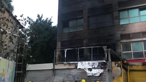 חשד להצתה: שריפה בחנות ברחוב - חדשות בפתח תקווה