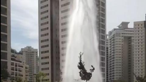 פיצוץ מים כתוצאה מתאונת דרכים - חדשות בפתח תקווה