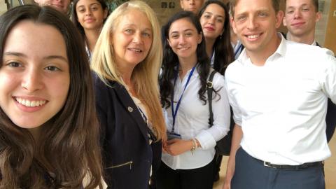צפו: השגרירים הצעירים מסייעים לחברי - חינוך בפתח תקווה