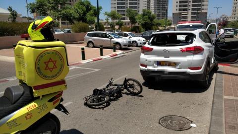 רוכב אופניים חשמליים בן - חדשות בפתח תקווה