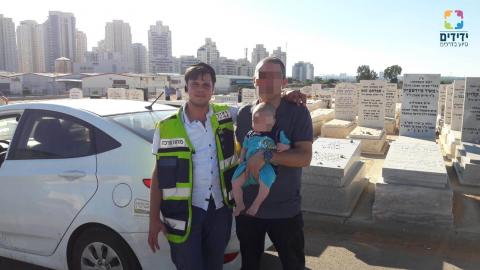 ילד ננעל ברכב - במתחם - חדשות בפתח תקווה