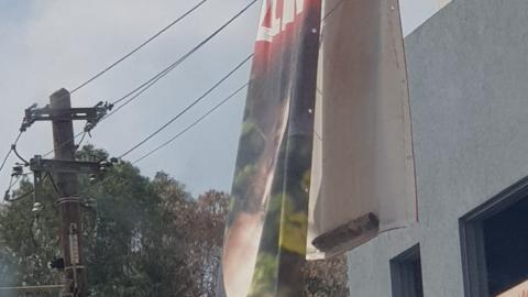 שלטים של ברוורמן עפו ברוח - בחירות  2018 בפתח תקווה
