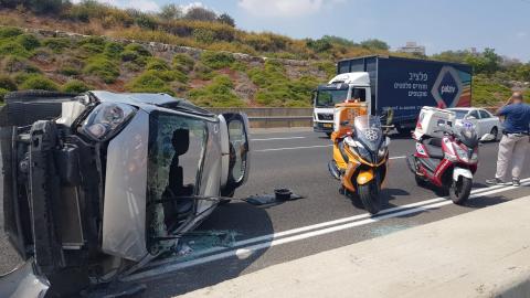 נהגת נפצעה בינוני לאחר שהתהפכה - חדשות בפתח תקווה