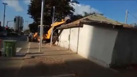 נהרס מבנה שחסם את התנועה - חדשות בפתח תקווה