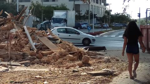 נהרס מבנה שחסם את התנועה - חדשות בפתח תקווה