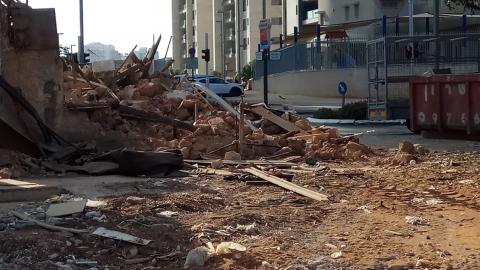 נהרס מבנה שחסם את התנועה - חדשות בפתח תקווה