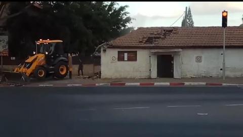 נהרס מבנה שחסם את התנועה - חדשות בפתח תקווה