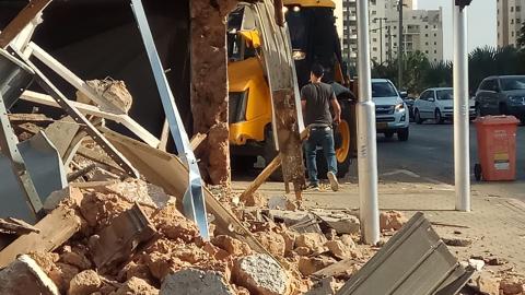 נהרס מבנה שחסם את התנועה - חדשות בפתח תקווה