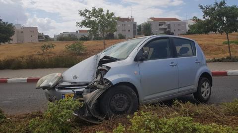 רכב עלה על אי תנועה - חדשות בפתח תקווה